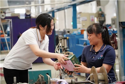 感恩母親 送愛到崗 | 湘聯(lián)電纜開展母親節(jié)關(guān)愛活動！